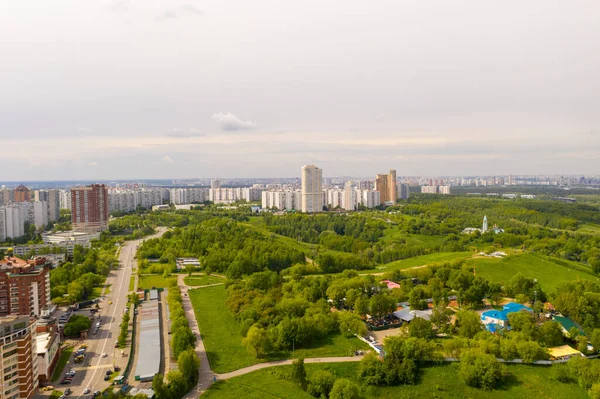 Evleri ve yolları insansız hava aracından çekilen büyük bir şehrin panoramik görüntüsü