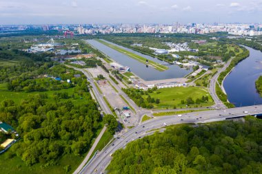 Evleri ve yolları insansız hava aracından çekilen büyük bir şehrin panoramik görüntüsü