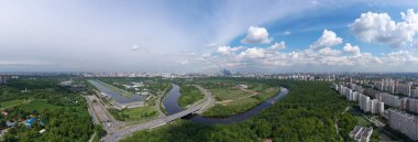 Evleri ve yolları insansız hava aracından çekilen büyük bir şehrin panoramik görüntüsü