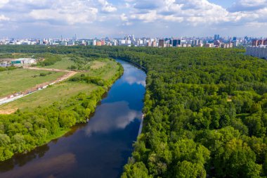 Evleri ve yolları insansız hava aracından çekilen büyük bir şehrin panoramik görüntüsü