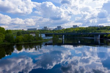 Nehrin orman manzarası ve insansız hava aracından alınan bulutların yansıması.