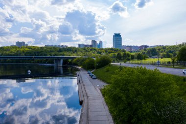 Nehrin orman manzarası ve insansız hava aracından alınan bulutların yansıması.