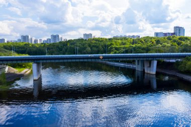 Nehrin orman manzarası ve insansız hava aracından alınan bulutların yansıması.