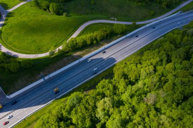 Evleri ve yolları insansız hava aracından çekilen büyük bir şehrin panoramik görüntüsü