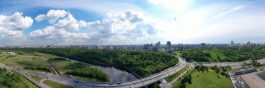 Evleri ve yolları insansız hava aracından çekilen büyük bir şehrin panoramik görüntüsü