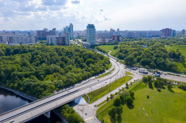 Evleri ve yolları insansız hava aracından çekilen büyük bir şehrin panoramik görüntüsü
