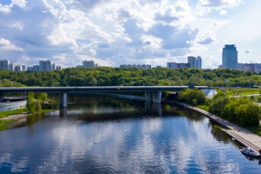 Nehrin orman manzarası ve insansız hava aracından alınan bulutların yansıması.