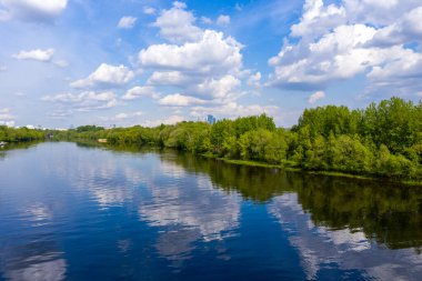 Nehrin orman manzarası ve insansız hava aracından alınan bulutların yansıması.