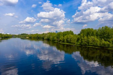 Nehrin orman manzarası ve insansız hava aracından alınan bulutların yansıması.
