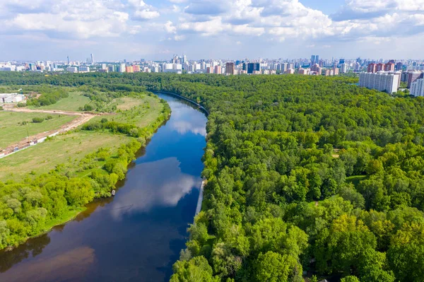 Vista Panoramica Sul Fiume Con Bosco Riflesso Nuvole Nel Fiume — Foto Stock