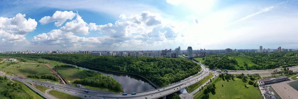 Vistas Panorâmicas Uma Grande Cidade Com Casas Estradas Filmadas Partir — Fotografia de Stock