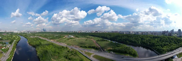 ドローンで撮影された家や道路のある大都市のパノラマの景色 — ストック写真