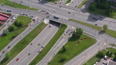 Evleri ve yolları insansız hava aracından çekilen büyük bir şehrin panoramik görüntüsü