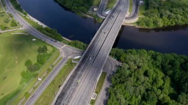 Bir İHA 'dan alınan yoğun bir şehir otoyolunun zaman turları