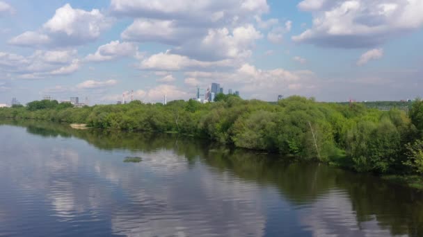 Vistas Panorámicas Del Río Con Bosque Reflejo Nubes Río Tomadas — Vídeos de Stock