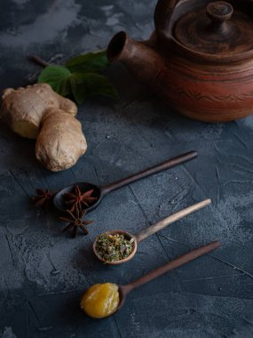 Üç tahta kaşık, anason, bal ve çay. Zencefil ve nane bir yana..