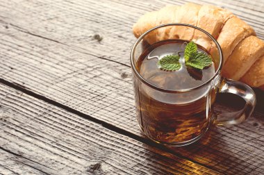 Fincan çay ve kruvasan ahşap tablo.