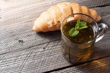 taze kruvasanlar ve çay ile Servis Kahvaltı