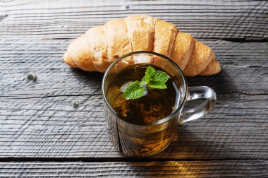 taze kruvasanlar ve çay ile Servis Kahvaltı