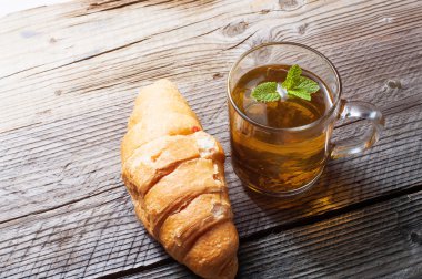 Fincan çay ve kruvasan ahşap tablo.