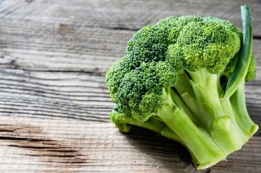 Brokoli rustik tarzı ahşap bir masaya