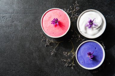 Eski siyah taş masa mor spa ayarı