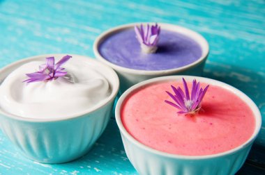 Kuru çiçekler ve kase krema ile