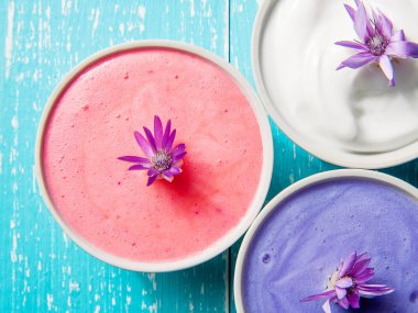 Kuru çiçekler ve kase krema ile