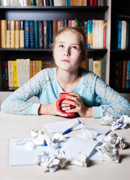 Giovane ragazza con scrittori blocco guardando pensieroso — Foto Stock