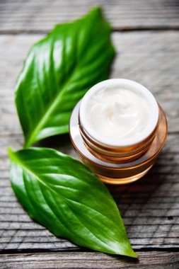 Yeşil Bitkisel Kozmetik şişe kapsayıcıyla bırakır, mock-up marka için boş etiket,