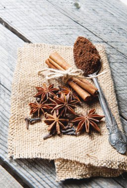 Güzel kokulu baharatlar, kahve, tarçın, karanfil ve anason Sim Tarih