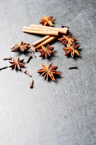 Warme wijn ingrediënten. Kaneel, kruidnagel en anijs. — Stockfoto