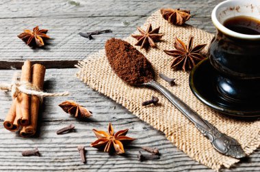 Güzel kokulu baharatlar, kahve, tarçın, karanfil ve anason Sim Tarih
