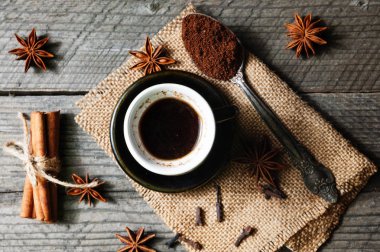 Güzel kokulu baharatlar, kahve, tarçın, karanfil ve anason Sim Tarih