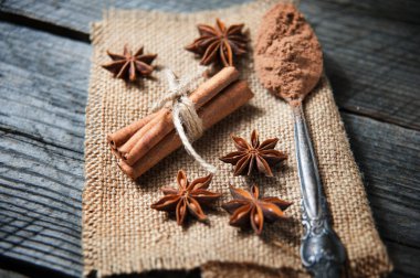 Tarçın, anason ve ahşap arka plan üzerinde vintage kaşık kakao