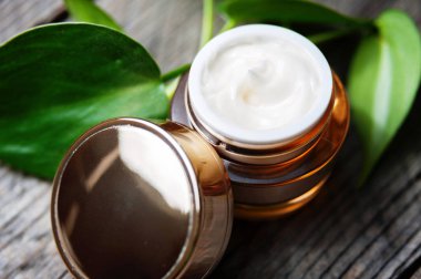 Yeşil Bitkisel Kozmetik şişe kapsayıcıyla bırakır, mock-up marka için boş etiket,