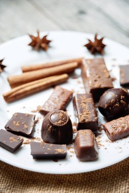 Tarçın ve anasonu masada çikolata parçaları