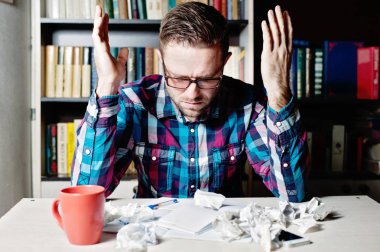 Gözlük ve ekose gömlekli sersem genç adam şok