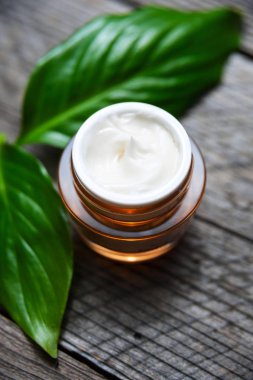 Yeşil Bitkisel Kozmetik şişe kapsayıcıyla bırakır, mock-up marka için boş etiket,