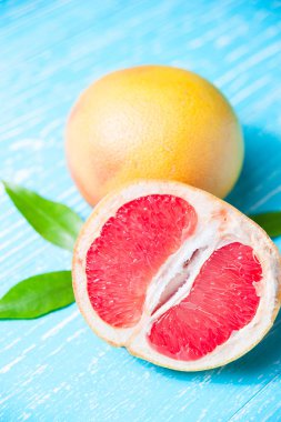 Greyfurt meyve mavi ahşap bir masa üzerinde