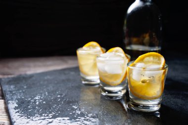 Bardak votka limon ve buz