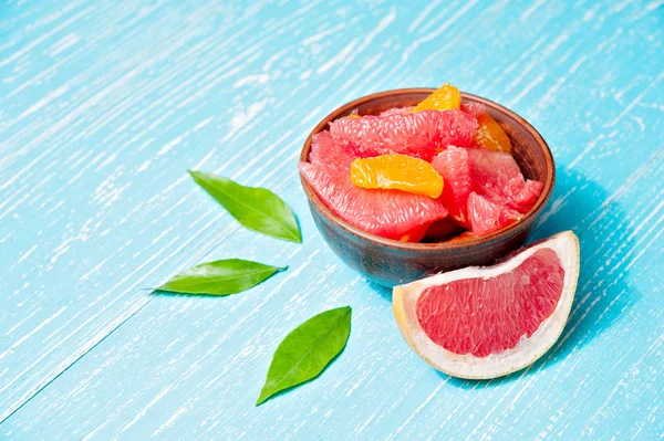 Juicy grapefruit pieces in a bowl, close up — Stock Photo, Image