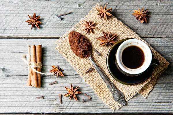 Especiarias perfumadas, café, canela, cravo e anis em pano de saco — Fotografia de Stock