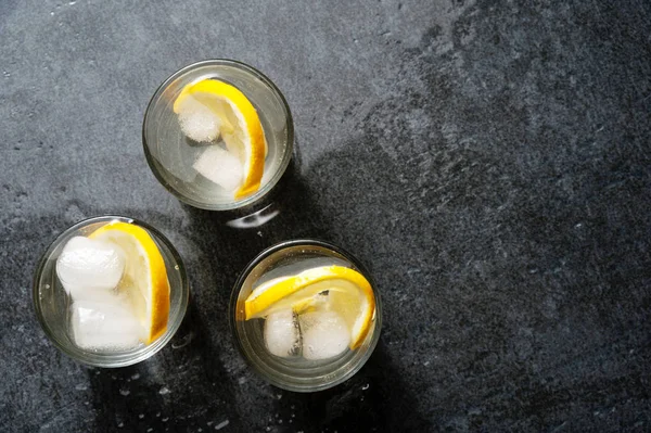 Склянка горілки з лимоном і льодом — стокове фото