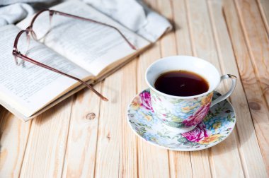 Kahve ya da çay açık kitap ahşap tablo