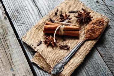 Tarçın, kakao, anason ahşap tablo