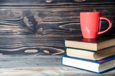 Kopya alanı metin için kitapla sıcak kahve veya çay, kakao, çikolata Kupası