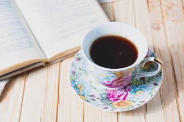 Rahat ev Natürmort: fincan sıcak kahve veya çay ve açık kitap