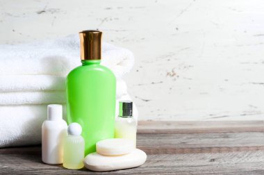 Sabun Bar ve sıvı. Şampuan, duş jeli, losyon. Havlu. Spa kiti