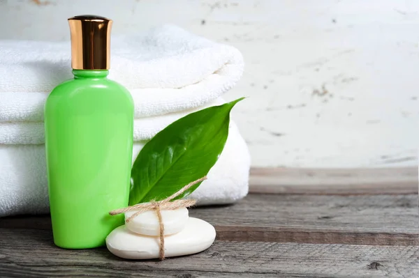 Lázně položky. mýdlo, ručník, kapalina čerstvý list — Stock fotografie